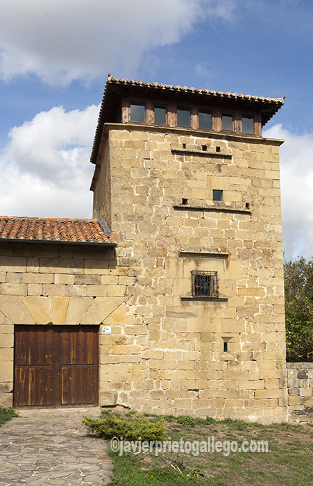 Casa torre en la que se ubica el Centro de Visitantes de Monte Hijedo. Localidad de Riopanero. Cantabria. España. © Javier Prieto Gallego