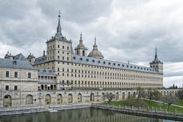 Fachada sur y estanque del Real Monasterio de El Escorial. Madrid. España ©Javier Prieto Gallego;