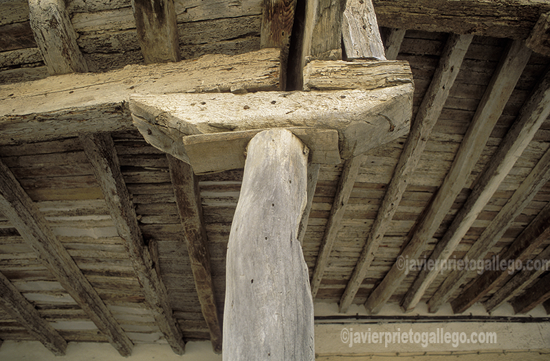 Detalle de la estructura de los soportales típicos de la localidad de Ampudia. [Ampudia. Palencia. Castilla y León. España. © Javier Prieto Gallego]