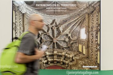En la imagen un visitante pasa ante uno de los stands de la feria de arte y restauración AR&PA celebrada en Valladolid en el año 2012. [Valladolid. Castilla y León. España © Javier Prieto Gallego].