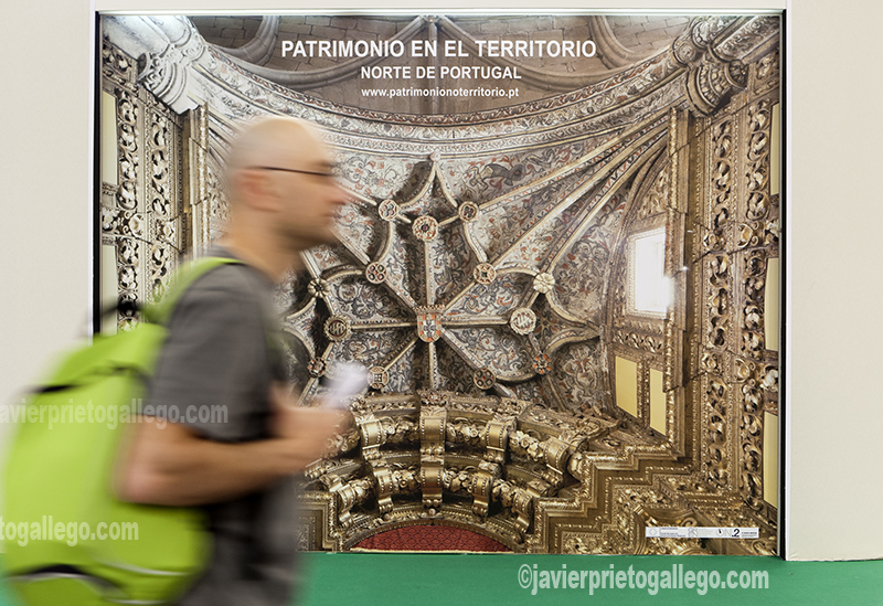 En la imagen un visitante pasa ante uno de los stands de la feria de arte y restauración AR&PA celebrada en Valladolid en el año 2012. [Valladolid. Castilla y León. España © Javier Prieto Gallego].