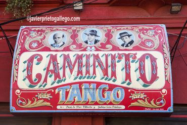 Cartel en la fachada de un local de tango en la calle Caminito del barrio de La Boca, en Buenos Aires. Argentina © Javier Prieto Gallego