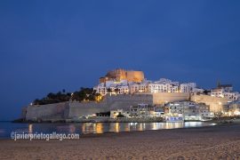 Playa, murallas y castillo de Peñíscola al anochecer. Costa del Azahar. Castellón. Comunidad Valenciana. España. © Javier Prieto Gallego
