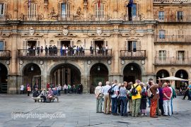 Un grupo de turistas ante la fachada del Ayuntamiento en la Plaza Mayor de Salamanca. [Salamanca. Castilla y León. España. © Javier Prieto Gallego]