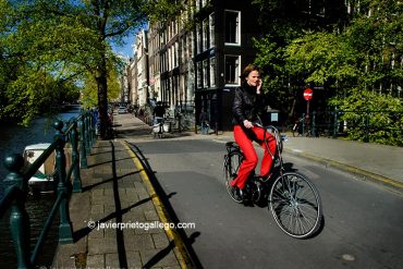 Ciclista en Kloveniersburgwal. Amsterdam. Holanda, 2005. © Javier Prieto Gallego