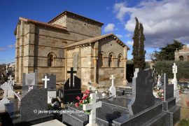 Cementerio que rodea la iglesia románica de Santa Marta de Tera. Siglo XI. Camino de Santiago Sanabrés. Zamora. Castilla y León. España. © Javier Prieto Gallego