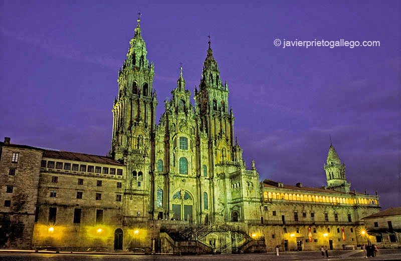 La catedral de Santiago de Compostela vista desde la plaza del Obradoiro al anochecer. La Coruña. Galicia. España © Javier Prieto Gallego