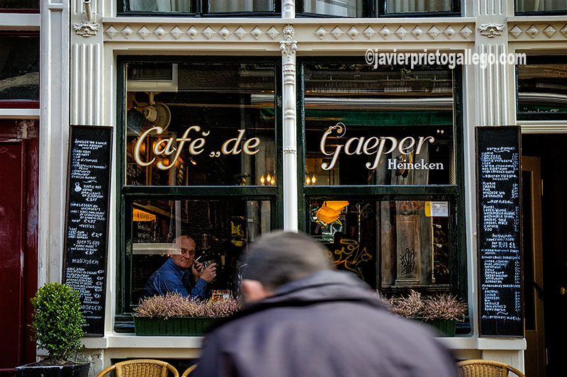 Un café en la calle Staal de Amsterdam. Holanda, 2005.