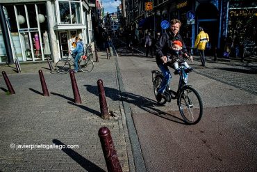 Ciclista en Nieuwe Hoogstraat. [Amsterdam. Holanda, 2005 © Javier Prieto Gallego].