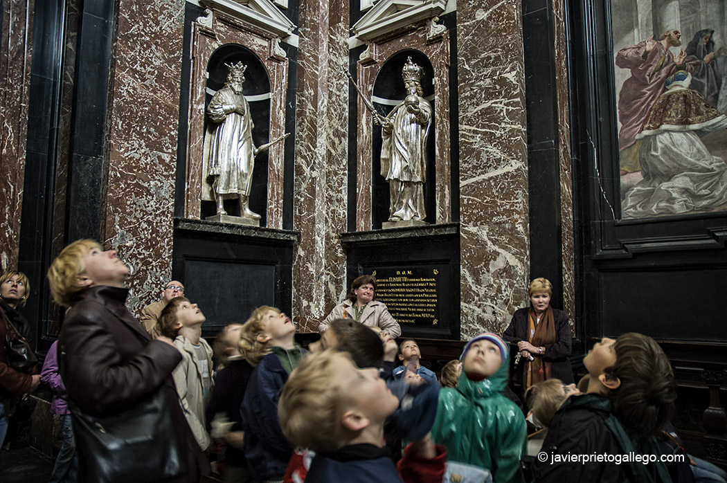 Un grupo escolar observa las pinturas del techo de la capilla de San Casimiro. Estatuas en madera plateada de los duques lituanos y los reyes polacos. Basílica Catedral. Vilna (Vilnius). Lituania. © Javier Prieto Gallego;