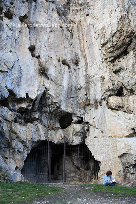 Entrada a la Cueva de San Genadio en el Valle del Silencio. El Bierzo. León. Castilla y León. España © Javier Prieto Gallego