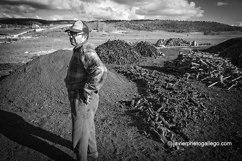 El carbonero José González en una de las pocas carboneras que todavía se realizan en Retuerta. Burgos. Castilla y León. España, 2007 ©Javier Prieto Gallego;