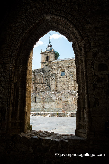 Iglesia de Santa María de Carracedo vista a través de uno de los arcos del claustro reglar. El Bierzo. León. Castilla y León. España. © Javier Prieto Gallego