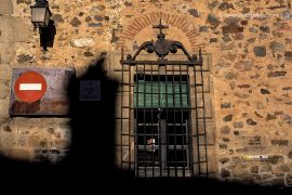La sombra de la concatedral de Santa María se proyecta sobre la ventana del palacio Episcopal. Plaza de Santa María. Cáceres. Extremadura. España © Javier Prieto Gallego