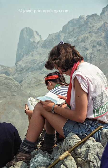 Un grupo de jóvenes montañeros contemplan la estampa del Naranjo de Bulnes (2.519 m) en su camino hacia Torre Bermeja (2.400 m). Picos de Europa. Asturias. España, 1990 © Javier Prieto Gallego