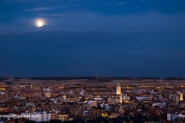 Vista nocturna de Valladolid con la torre de la catedral saliendo entre los tejados. Valladolid. Castilla y León. España © Javier Prieto Gallego