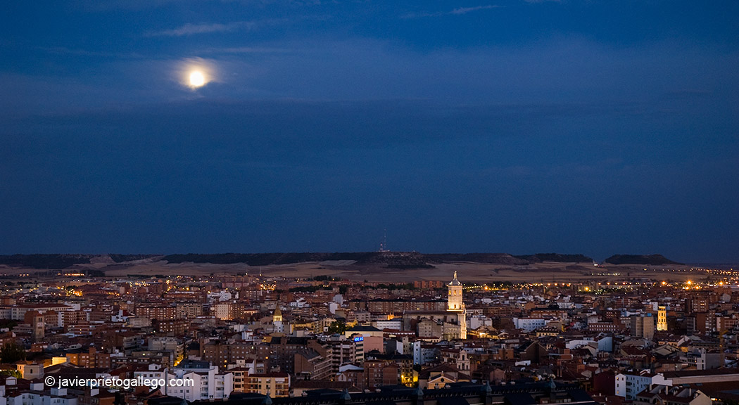 Vista nocturna de Valladolid con la torre de la catedral saliendo entre los tejados. Valladolid. Castilla y León. España © Javier Prieto Gallego