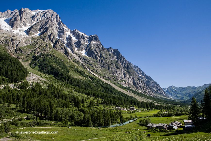 
				Paisaje alpino en Val Ferret. A los pies del Mont Blanc. Valle de Aosta. Alpes Italianos. Italia. © Javier Prieto Gallego		