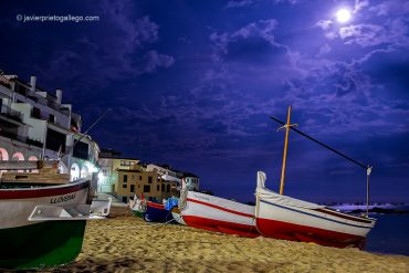 Luna llena sobre la playa de Port Bo o de Las Barcas, una de las más pintorescas de toda la Costa Brava. Calella de Palafrugell.Gerona. España, 2014 © Javier Prieto Gallego;