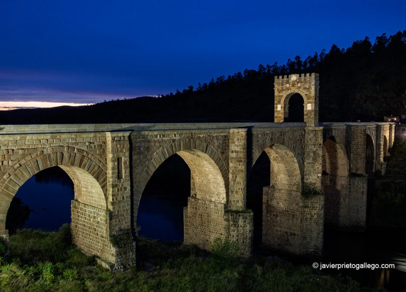 
				Puente romano de Alcántara. Siglo II. Alcántara. Río Tajo. Cáceres. Extremadura. España. © Javier Prieto Gallego;		