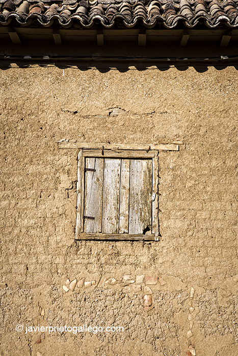 Ventana en una pared de tapial. Arquitectura del barro. Gatón de Campos. Valladolid. Castilla y León. España © Javier Prieto Gallego;