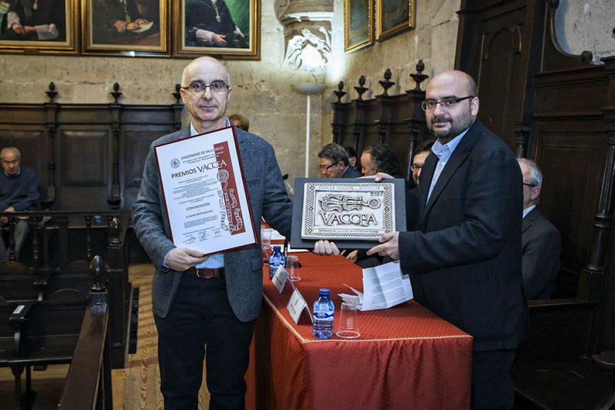 
				Javier Prieto Gallego recoge el Premio Vaccea 2014 de comunicación de manos de Rafael Vega.  Aula Triste. Universidad de Valladolid.		