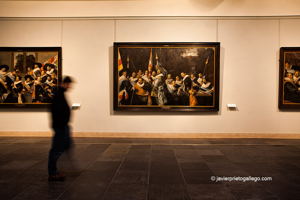 Sala donde se exhiben algunos de los retratos de las Guardias Cívicas o milicias realizados por Frans Hals. Museo Frans Hals. Haarlem. Holanda, 2007 © Javier Prieto Gallego
