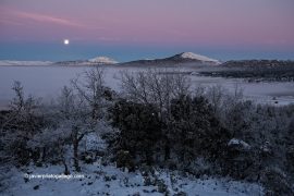 La luna y la niebla presiden un amanecer helado en el valle de Zamanzas. Burgos. Castilla y León. España, 2009 © Javier Prieto Gallego