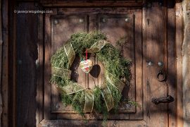 Decoración navideña en la puerta del Molino del Canto. Posada de Turismo Rural. Las Merindades. Burgos. Castilla y León. España, 2009 © Javier Prieto Gallego