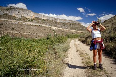Una senderista en la Hoces del Riaza muy cerca de Montejo de la Vega de la Serrezuela. Segovia. Castilla y León. España. © Javier Prieto Gallego