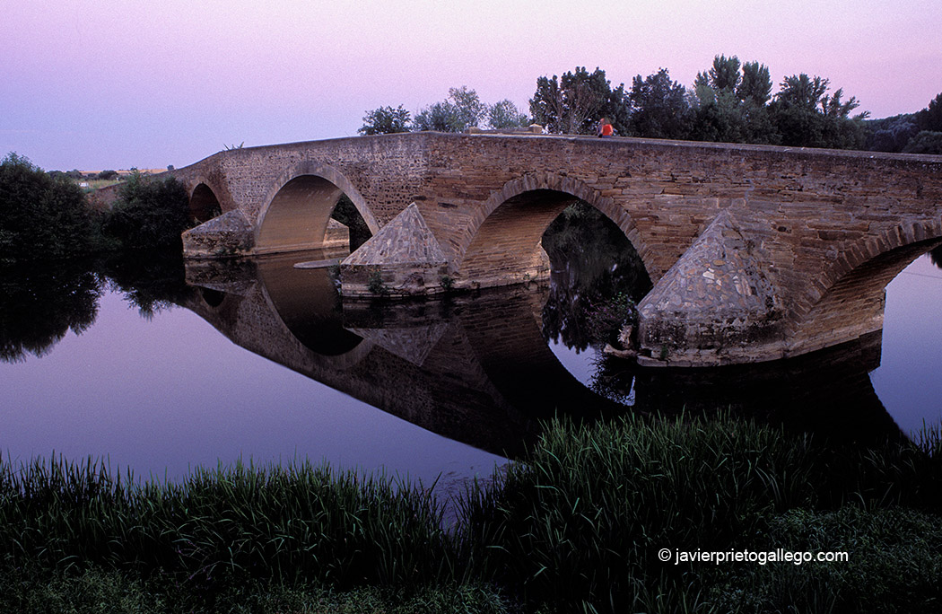Puente de La Vizana. Puente romano en la Vía de la Plata sobre el río Órbigo. Alija del Infantado. León. Castilla y León. España.© Javier Prieto Gallego