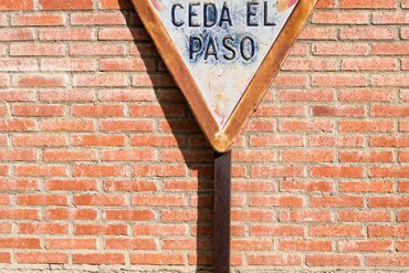 Señal de Ceda el Paso contra una pared. Villafranca de Duero. Valladolid. Castilla y León. España, 2015 © Javier Prieto Gallego;