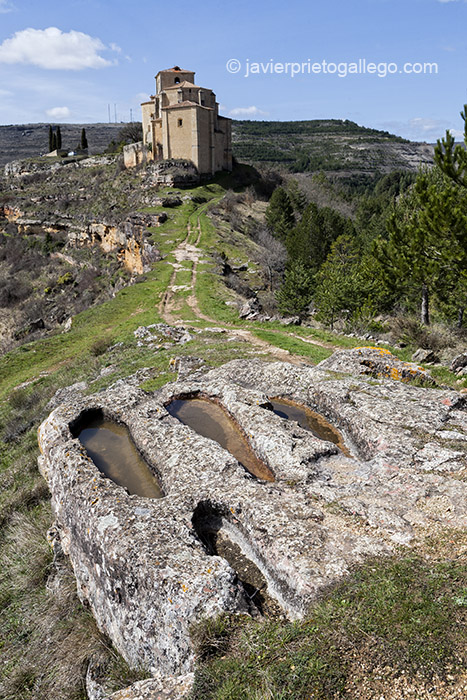 Necrópolis altomedieval e iglesia de Santa María en Sedano. Burgos. Castilla y León. España. © Javier Prieto Gallego