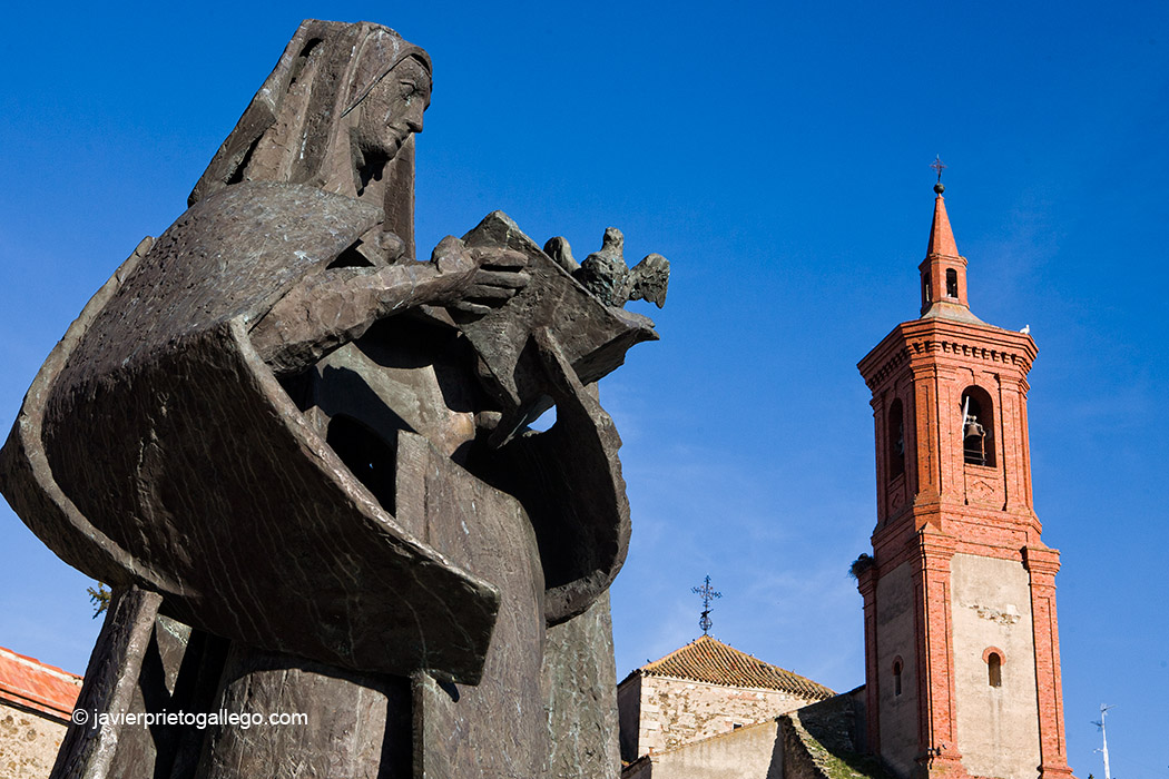 Estatua de Santa Teresa.Iglesia de San Pedro. Alba de Tormes. Salamanca. Castilla y León. España. © Javier Prieto Gallego