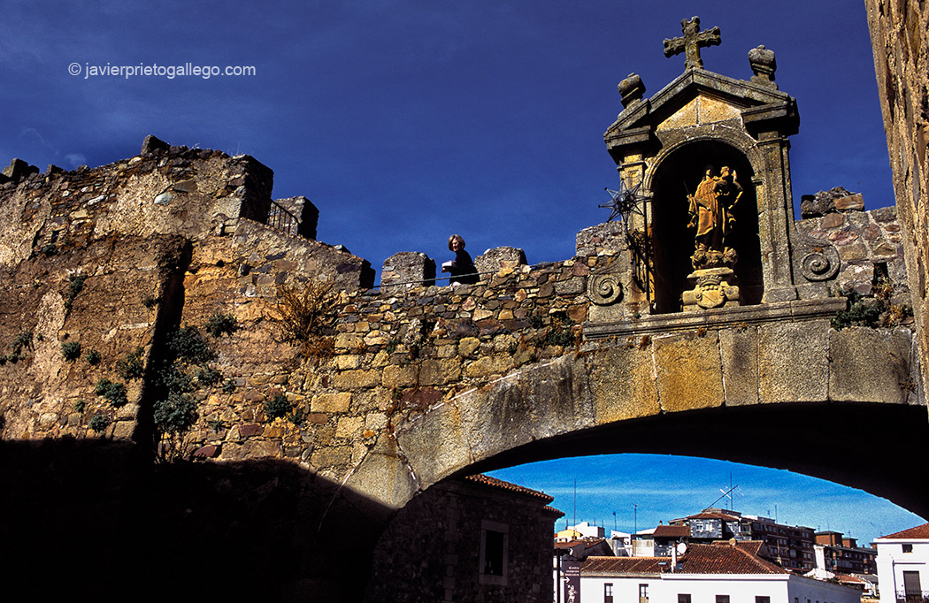 Arco de la Estrella. Casco histórico. Plaza Mayor de Cáceres. Extremadura. España © Javier Prieto Gallego