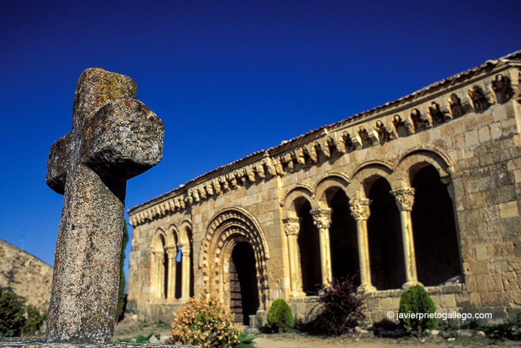 Galería porticada de la iglesia de Sotosalbos. Segovia. Castilla y León. España. © Javier Prieto Gallego