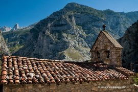 Tejado de la iglesia de Camarmeña con el Naranjo de Bulnes al fondo. Picos de Europa. Asturias. España. © Javier Prieto Gallego;