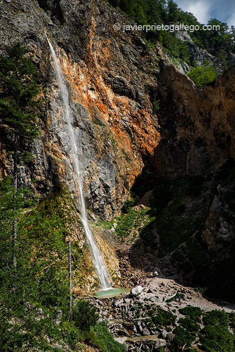 La cascada Rinka es la segunda más alta de Eslovenia. Tiene 105 metros. Es una de las grandes atracciones naturales del Valle de Logarska Dolina. Región de Solčavsko. Alpes de Kamnik y Savinia. Eslovenia © Javier Prieto Gallego