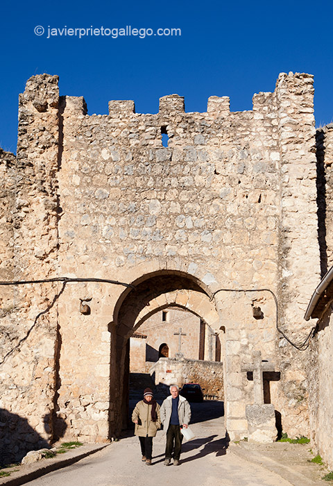 La puerta del Arco es uno de los restos más visibles de la muralla que rodeó la localidad de Maderuelo. Segovia.Castilla y León. España. © Javier Prieto Gallego;