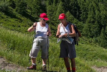 Senderistas veteranos consultan el mapa en una ruta de senderismo © Javier Prieto Gallego