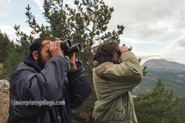 Dos aficionados observan con prismáticos el discurrir de la berrea en la Montaña Palentina. Palencia. Castilla y León. España.© Javier Prieto Gallego;