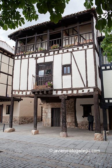 
				La casa de Doña Sancha presenta la estructura típica de la arquitectura de Covarrubias. Burgos. Castilla y León. España. © Javier Prieto Gallego;		
