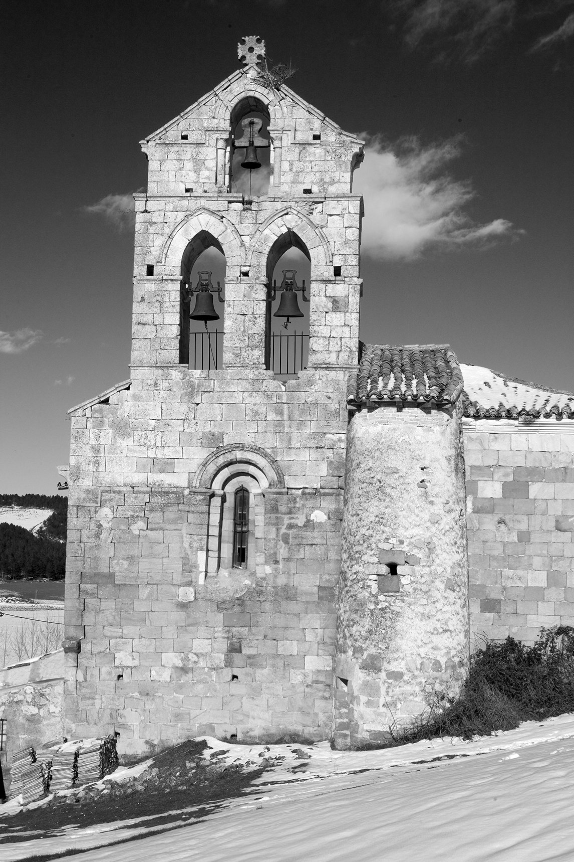 Iglesia románica de Nogales. Montaña Palentina. Palencia. Castilla y León. España © Javier Prieto Gallego