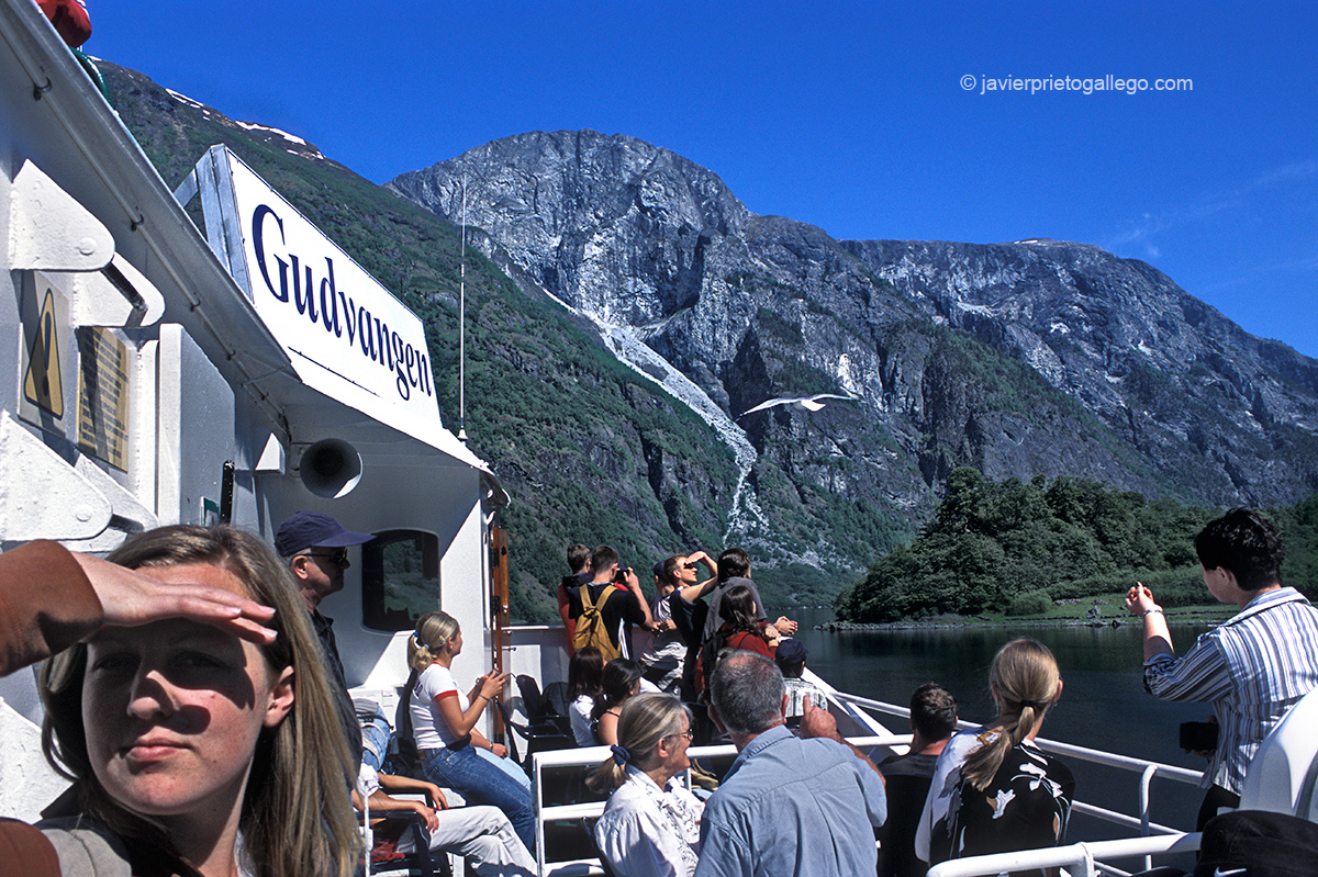 Ferris que recorren el fiordo de Aurlandfjord, a cuyo final se localiza Flåm, una población de unos 500 habitantes. Fiordos noruegos. Noruega. © Javier Prieto Gallego