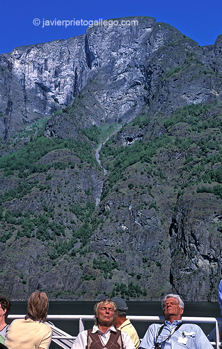 Pasajeros a bordo de uno de los ferris que recorren el fiordo de Aurlandfjord, a cuyo final se localiza Flåm, una población de unos 500 habitantes. Fiordos noruegos. Noruega. © Javier Prieto Gallego