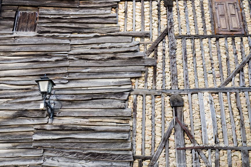 
				Revestimientos tradicionales en unas fachadas de Mogarraz. Sierra de Francia. Salamanca. Castilla y León. España © Javier Prieto Gallego		