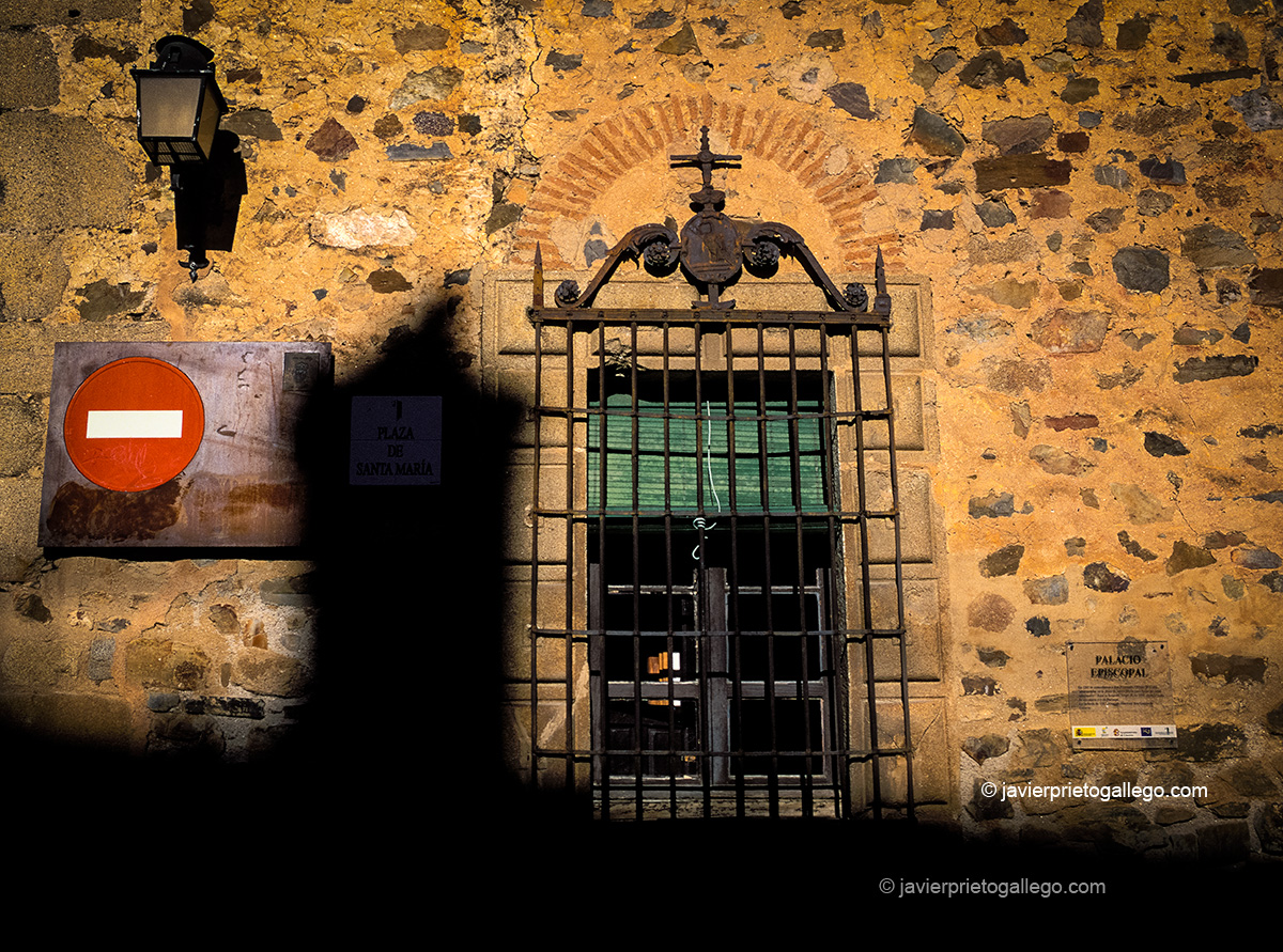 La sombra de la concatedral de Santa María se proyecta sobre la ventana del palacio Episcopal. Plaza de Santa María. Cáceres. Extremadura. España © Javier Prieto Gallego