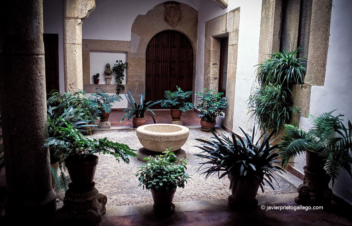 Patio del convento de monjas jerónimas. Cáceres. Extremadura. España. © Javier Prieto Gallego