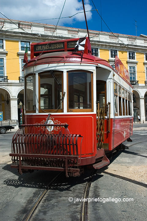 Uno de los tranvías que realizan el circuito turístico por las calles de Lisboa. Portugal. © Javier Prieto Gallego;