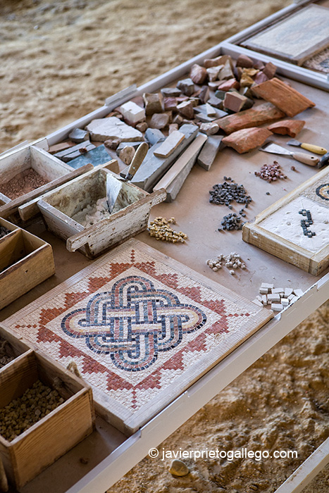 Mesa de herramientas que muestra el proceso de elaboración de los mosaicos. Villa romana de La Olmeda. Palencia. Castilla y León. España. © Javier Prieto Gallego